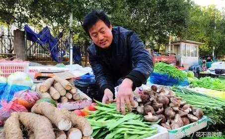 老人想存錢卻不會用ATM!「好心騙子」說要幫忙,一回家兒子看到「餘額」笑了