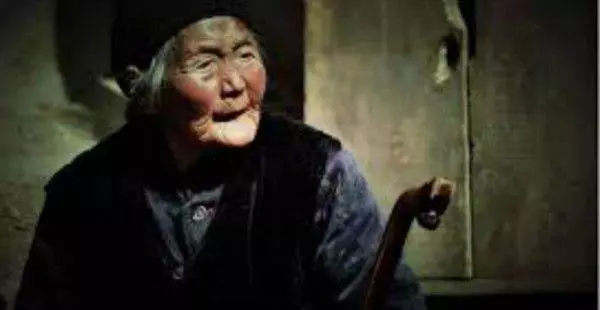 接生婆半夜三更被人請去接生,回家後卻發現自己死了一年!