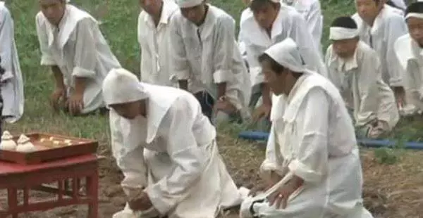 接生婆半夜三更被人請去接生,回家後卻發現自己死了一年!