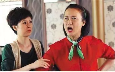 女友第一次來我家,故意把菜湯潑我阿嬤身上,爸爸不生氣反而還說「以後要經常來玩」