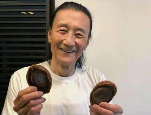 67歲洪金寶和「肥貓」狀態不如72歲鄭少秋,但83歲的他才最硬朗