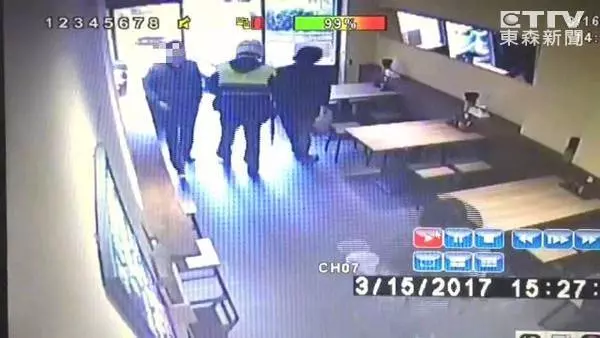 年輕警進餐廳喊話「等下有人來吃飯,錢算我的!」 老闆見到「下一秒出現的客人」讚爆:太暖心