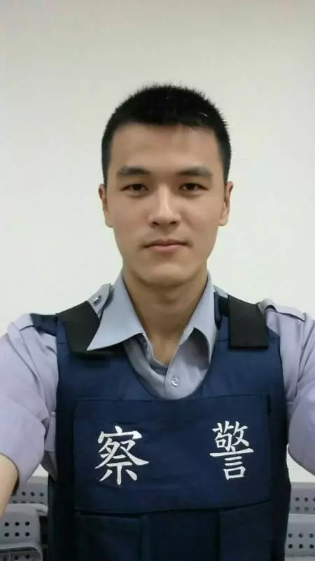 年輕警進餐廳喊話「等下有人來吃飯,錢算我的!」 老闆見到「下一秒出現的客人」讚爆:太暖心