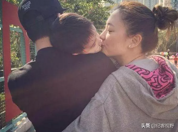 陳小春坦言10年沒換過車,看到他的座駕後,網友表示:再等10年吧