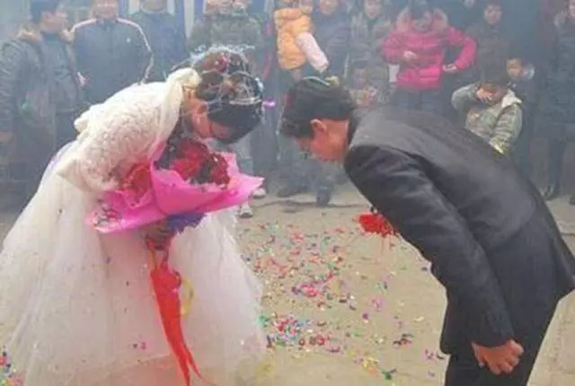 新婚夜發生火災,新郎拉起母親就跑,隔天去新娘家道歉,全完了