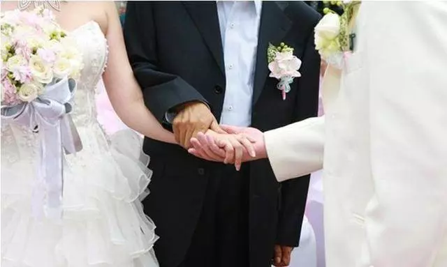 女兒一歲生日,婆婆不請自到,席間她提了個要求,我掀翻桌子