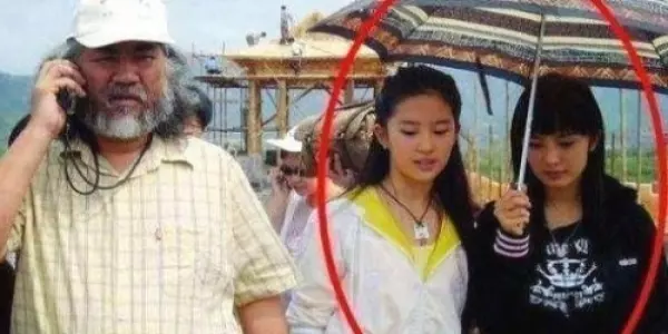 她10年前還是個「打雜小妹」幫劉亦菲打傘,結果10年後成「收視女王」荷包賺滿滿!
