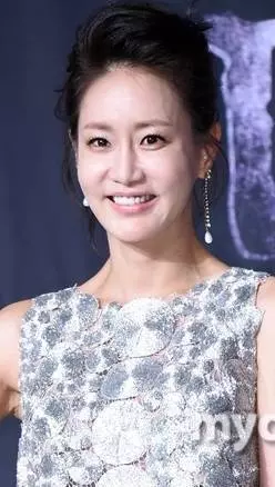 她曾是片酬最高的女星,哭訴婚變、兒子患病,如今被罵「棄養殘障兒子」、負債纍纍還愛花錢!