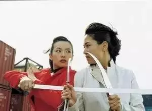 她曾是片酬最高的女星,哭訴婚變、兒子患病,如今被罵「棄養殘障兒子」、負債纍纍還愛花錢!