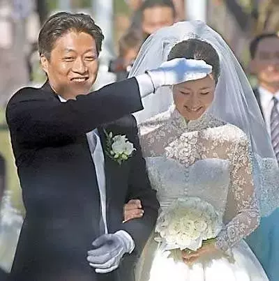 她曾是片酬最高的女星,哭訴婚變、兒子患病,如今被罵「棄養殘障兒子」、負債纍纍還愛花錢!