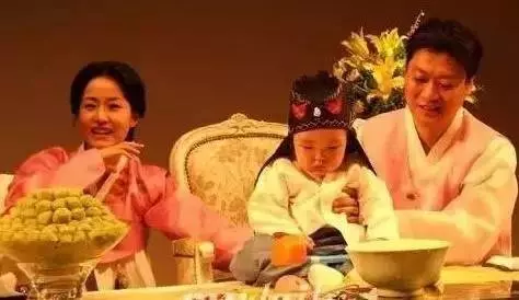 她曾是片酬最高的女星,哭訴婚變、兒子患病,如今被罵「棄養殘障兒子」、負債纍纍還愛花錢!