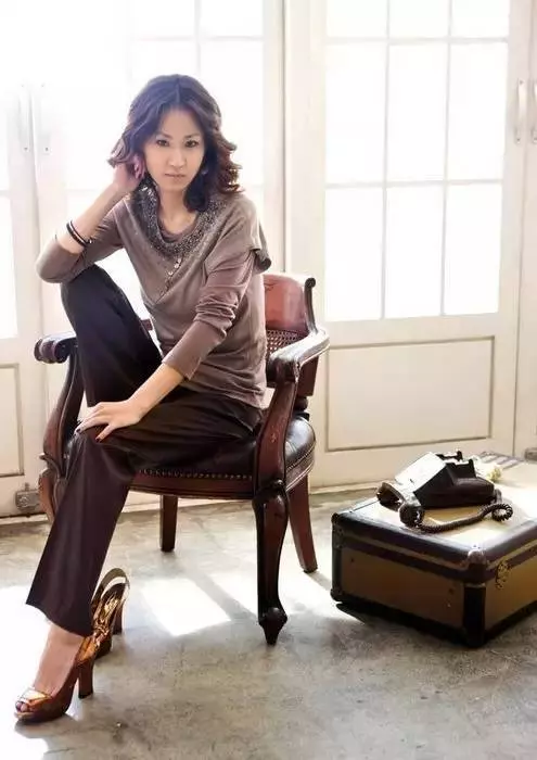 她曾是片酬最高的女星,哭訴婚變、兒子患病,如今被罵「棄養殘障兒子」、負債纍纍還愛花錢!