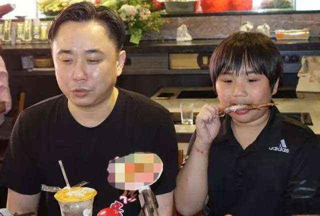 天才童星子承父業紅極一時,如今上初中變矮胖身高不及小學生!