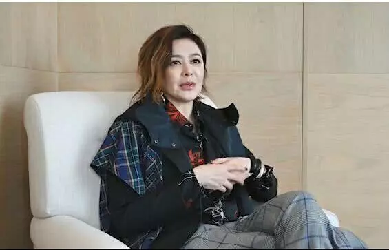 關之琳逛街被粉絲偶遇合照,大美人生圖顏值堪憂