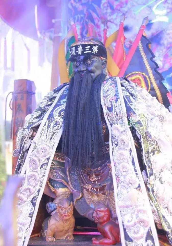 普渡三公起乩!黑面男神「秒灌58度高粱」全程不眨眼 信徒驚呼「他還有更強神力」根本神蹟