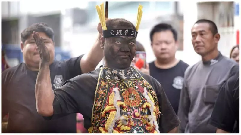 普渡三公起乩!黑面男神「秒灌58度高粱」全程不眨眼 信徒驚呼「他還有更強神力」根本神蹟