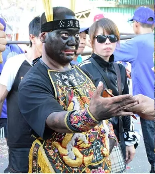 普渡三公起乩!黑面男神「秒灌58度高粱」全程不眨眼 信徒驚呼「他還有更強神力」根本神蹟