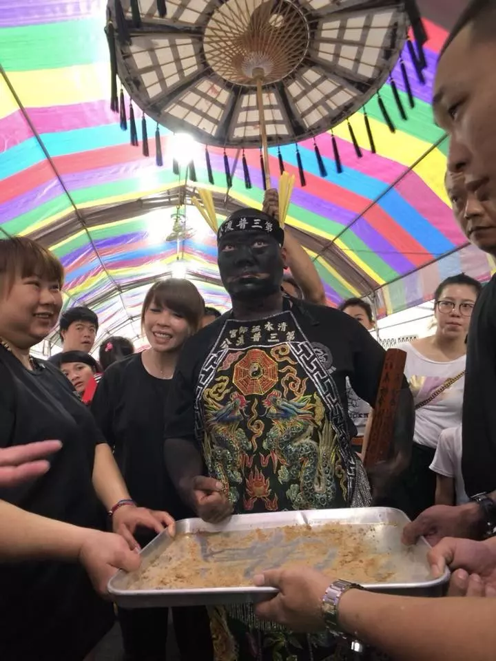 普渡三公起乩!黑面男神「秒灌58度高粱」全程不眨眼 信徒驚呼「他還有更強神力」根本神蹟