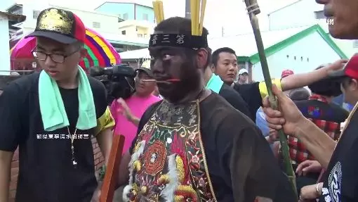 普渡三公起乩!黑面男神「秒灌58度高粱」全程不眨眼 信徒驚呼「他還有更強神力」根本神蹟
