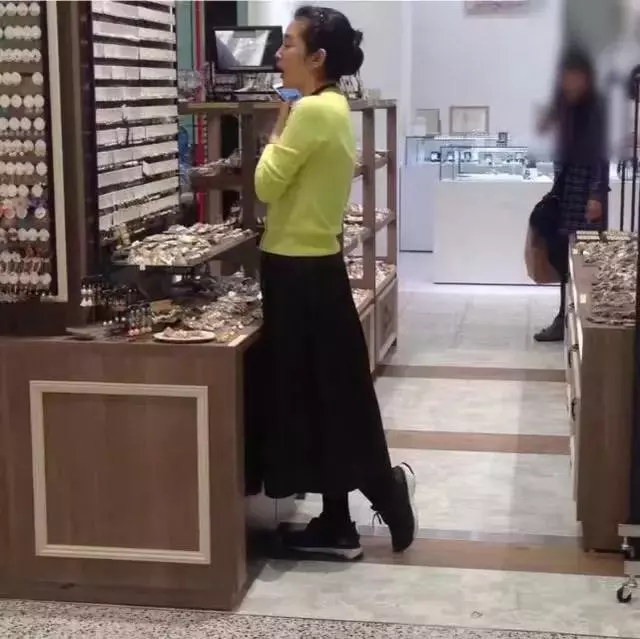 網友商場偶遇李冰冰,她拋下偶像包袱挺著微隆小腹打哈欠!