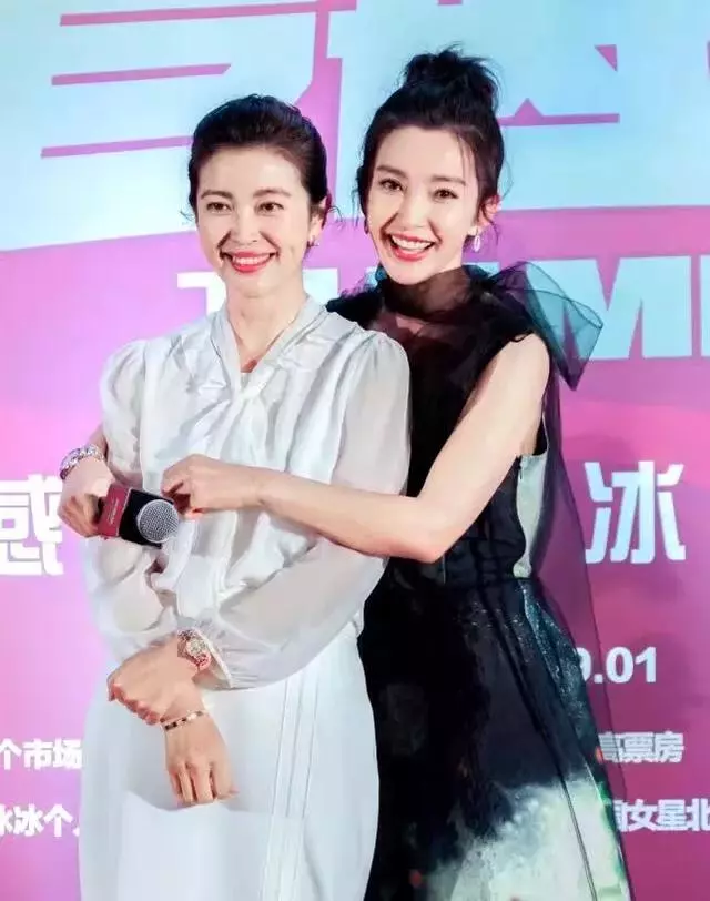 網友商場偶遇李冰冰,她拋下偶像包袱挺著微隆小腹打哈欠!