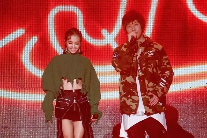 抓包!Jolin曬電眼自拍 阿信曖昧獻吻