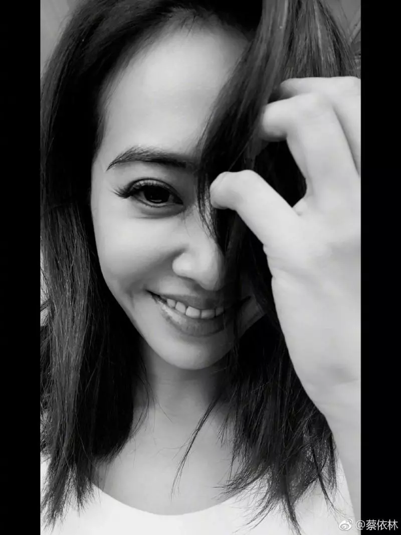 抓包!Jolin曬電眼自拍 阿信曖昧獻吻