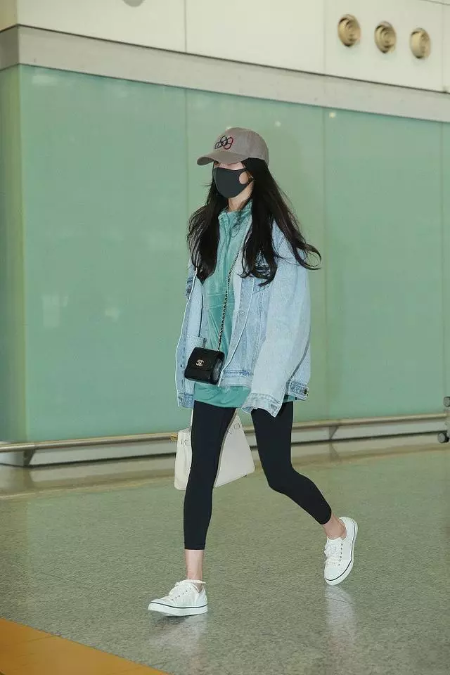 楊冪一周內二次抵港太不尋常,港媒曝她欲爭女兒撫養權!