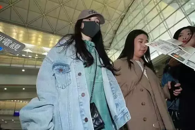 楊冪一周內二次抵港太不尋常,港媒曝她欲爭女兒撫養權!