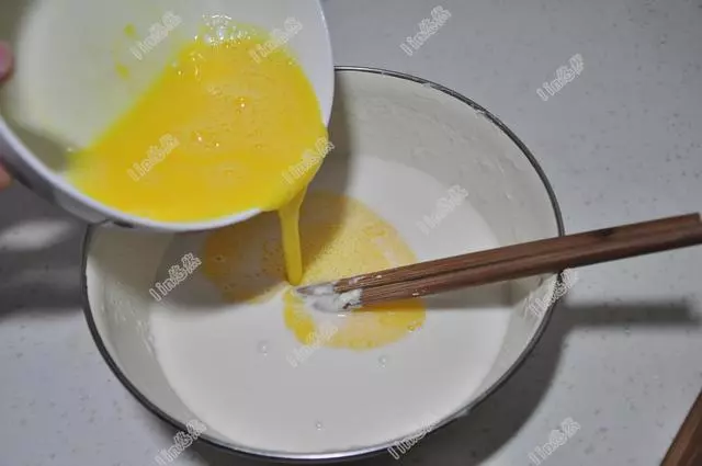 早餐店的煎餅為什麼那麼好吃？麵糊很重要，教你一招，柔軟金黃，吃著特別香！