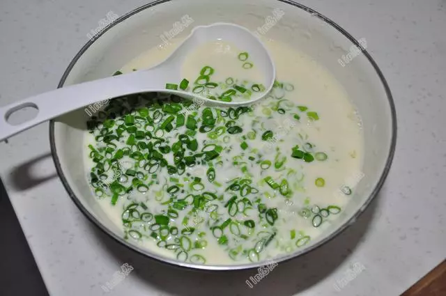 早餐店的煎餅為什麼那麼好吃？麵糊很重要，教你一招，柔軟金黃，吃著特別香！