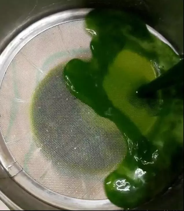1把菠菜,3個雞蛋,攪一攪,蒸一蒸,口感鮮嫩,營養豐富,老人孩子都愛吃!