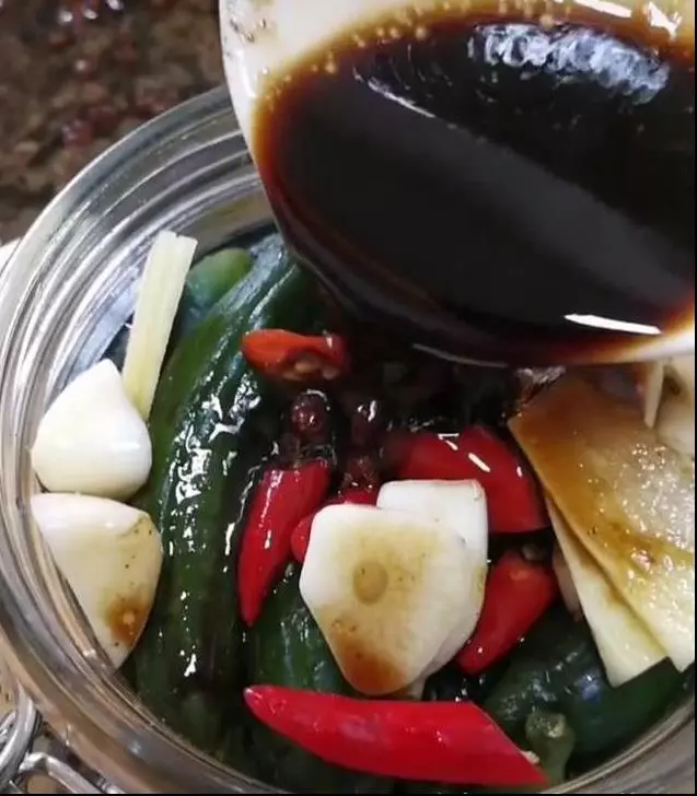 家庭自製醃黃瓜,清脆爽口,好吃下飯,看一眼就口水直流,放半年都不會壞!