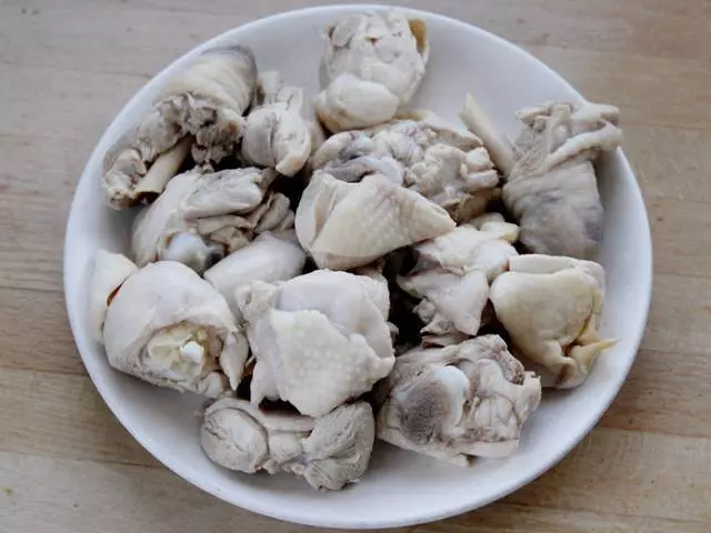 一塊腐乳,2個雞腿,拌一拌,醃一醃,不用一滴油,上籠蒸10分鐘就可以,香嫩又解饞!