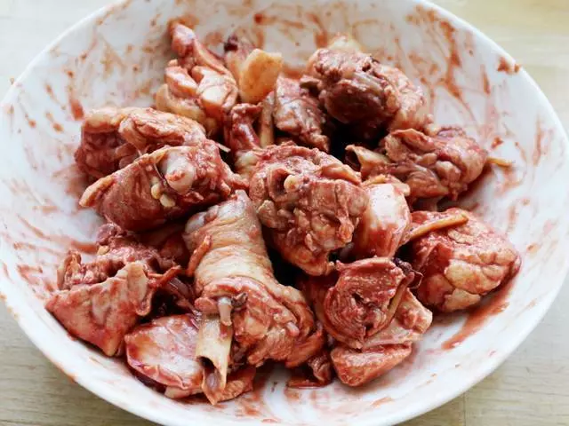 一塊腐乳,2個雞腿,拌一拌,醃一醃,不用一滴油,上籠蒸10分鐘就可以,香嫩又解饞!