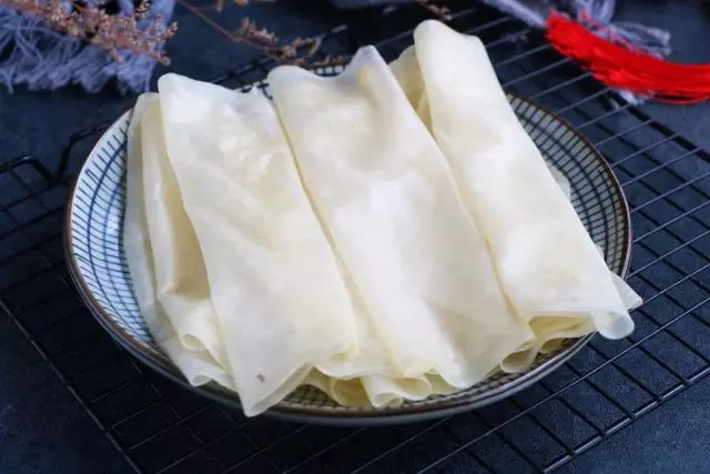 春餅最簡單的做法,不和麵不揉面,10分鐘做100張,又薄又軟,彈力十足!