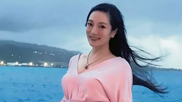 去年「翻白眼」爆紅,女記者這次秀美腿!