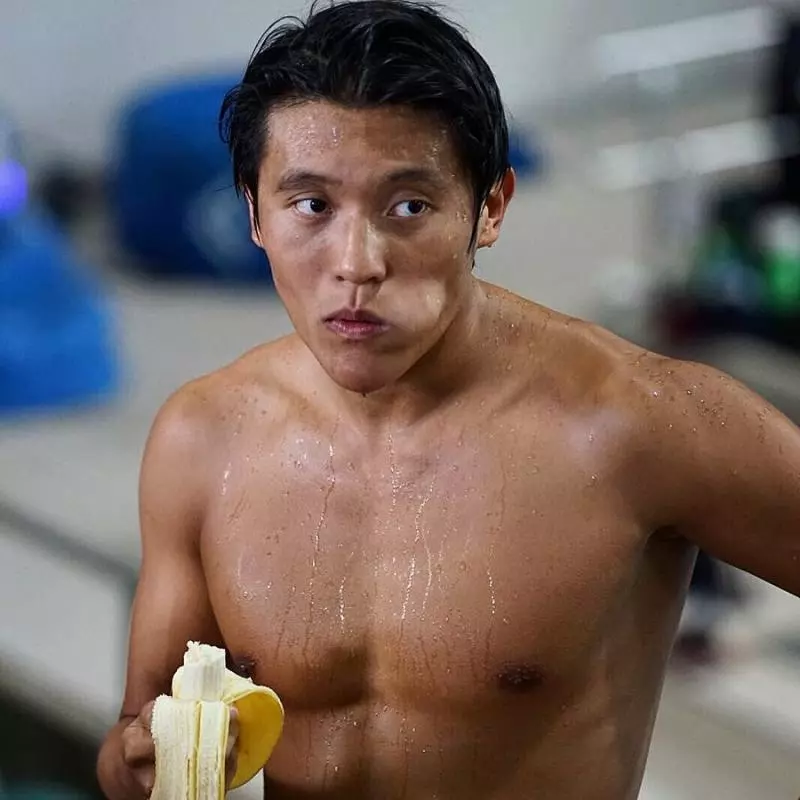 【最fit星二代正式入行】馬德鐘的20歲兒子秘密簽約同一家公司,馬神認有合作?! 網友:他好壯啊~