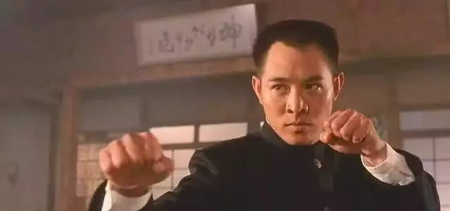 李連杰捐出100億財產,想改回中國國籍,成龍7個字打臉李連杰!