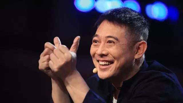 李連杰捐出100億財產,想改回中國國籍,成龍7個字打臉李連杰!