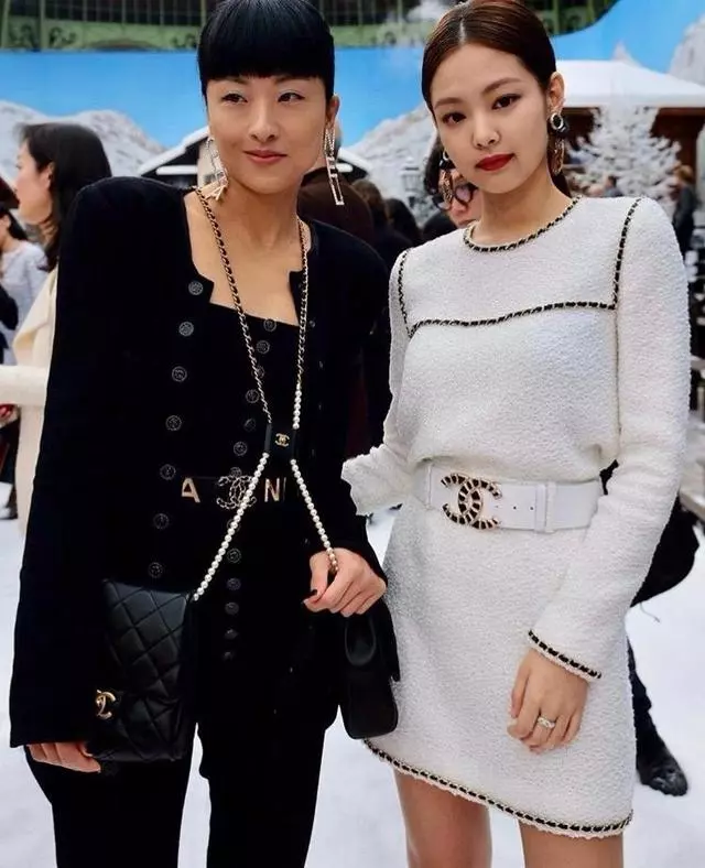 陳奕迅老婆與韓國女神合照,背兩個奢侈品包,卻被批像售票員!