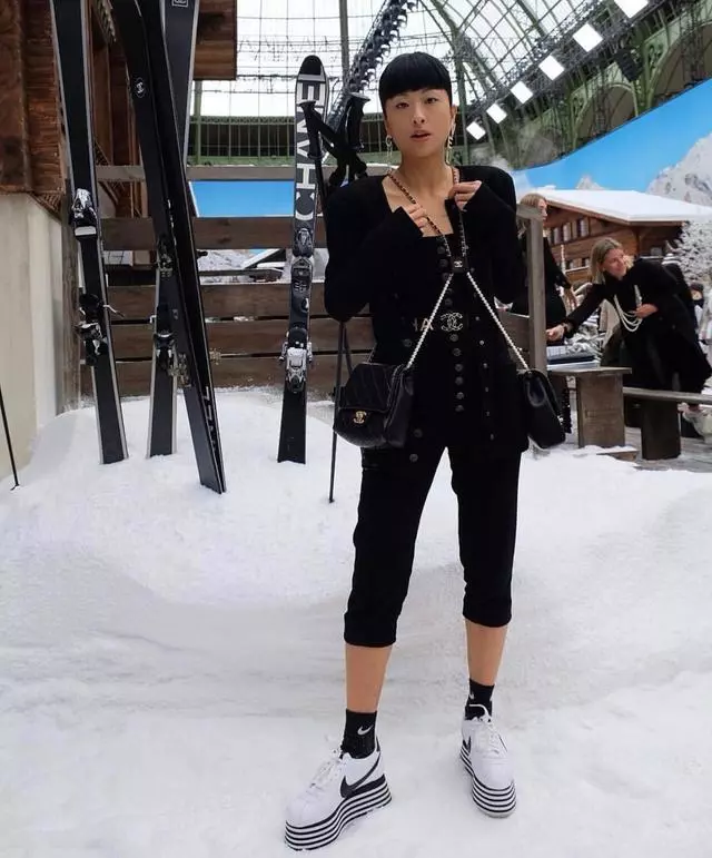 陳奕迅老婆與韓國女神合照,背兩個奢侈品包,卻被批像售票員!