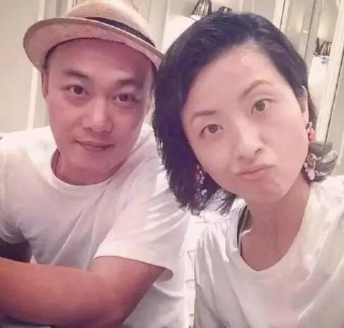 陳奕迅老婆與韓國女神合照,背兩個奢侈品包,卻被批像售票員!