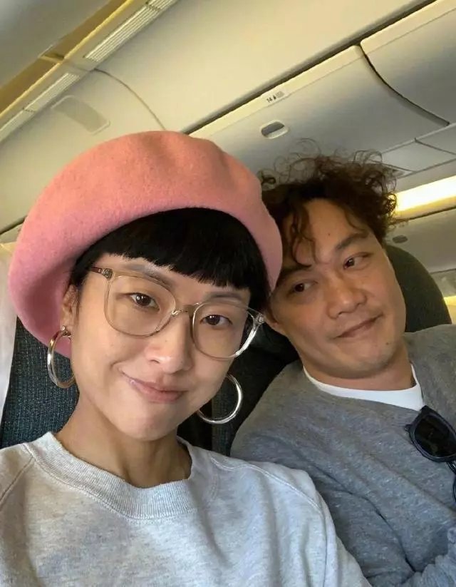 陳奕迅老婆與韓國女神合照,背兩個奢侈品包,卻被批像售票員!