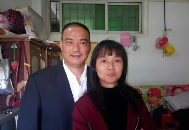 52歲父親再婚,我氣得斷絕關係,半年後偷偷回家,我哭著喊媽