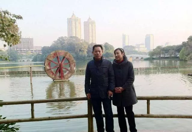 52歲父親再婚,我氣得斷絕關係,半年後偷偷回家,我哭著喊媽
