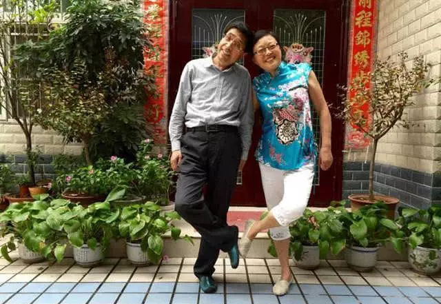 52歲父親再婚,我氣得斷絕關係,半年後偷偷回家,我哭著喊媽