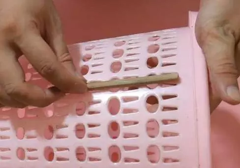 垃圾桶上一定要放一隻筷子,這個妙招太棒了,後悔今天才知道