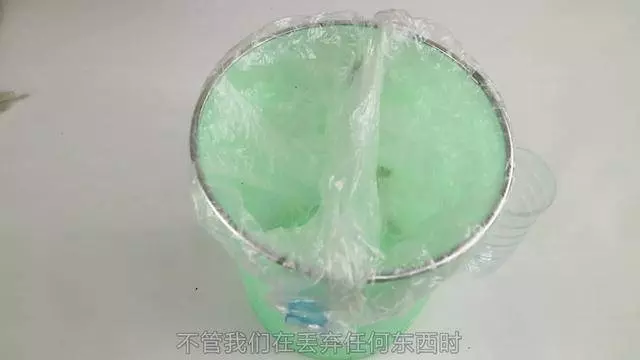 垃圾桶上一定要放一隻筷子,這個妙招太棒了,後悔今天才知道