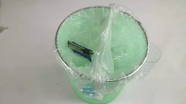 垃圾桶上一定要放一隻筷子,這個妙招太棒了,後悔今天才知道